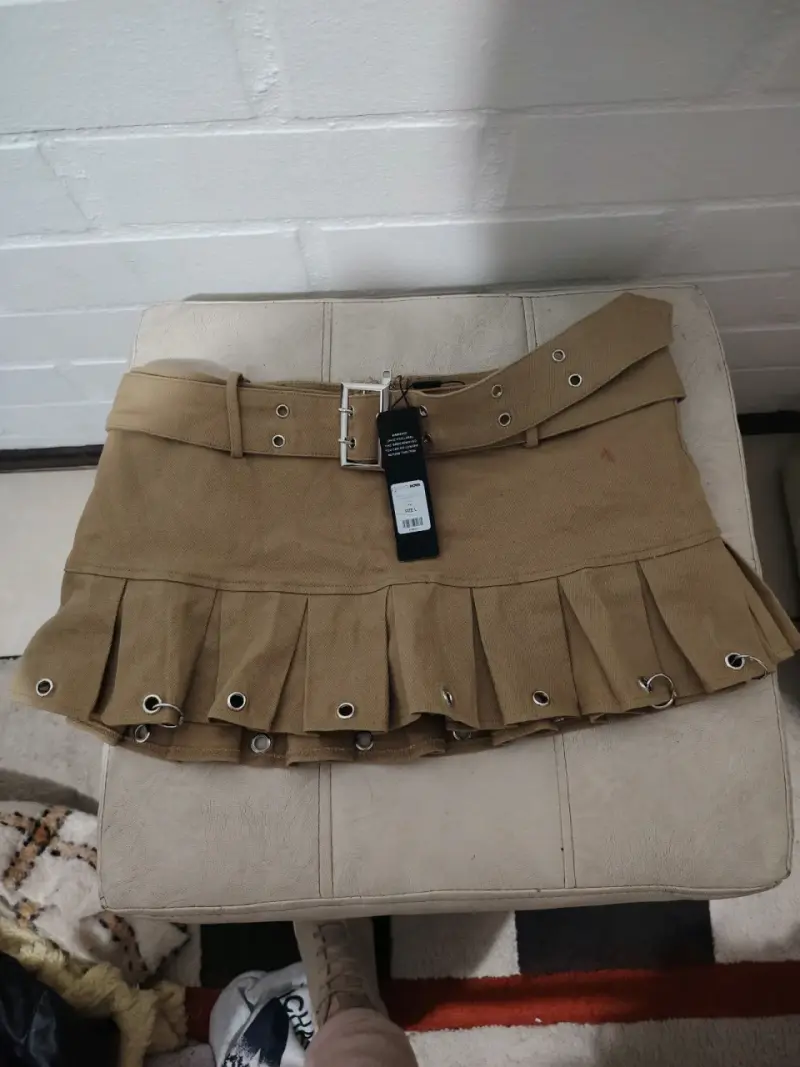 Falda corta beige con cinturón