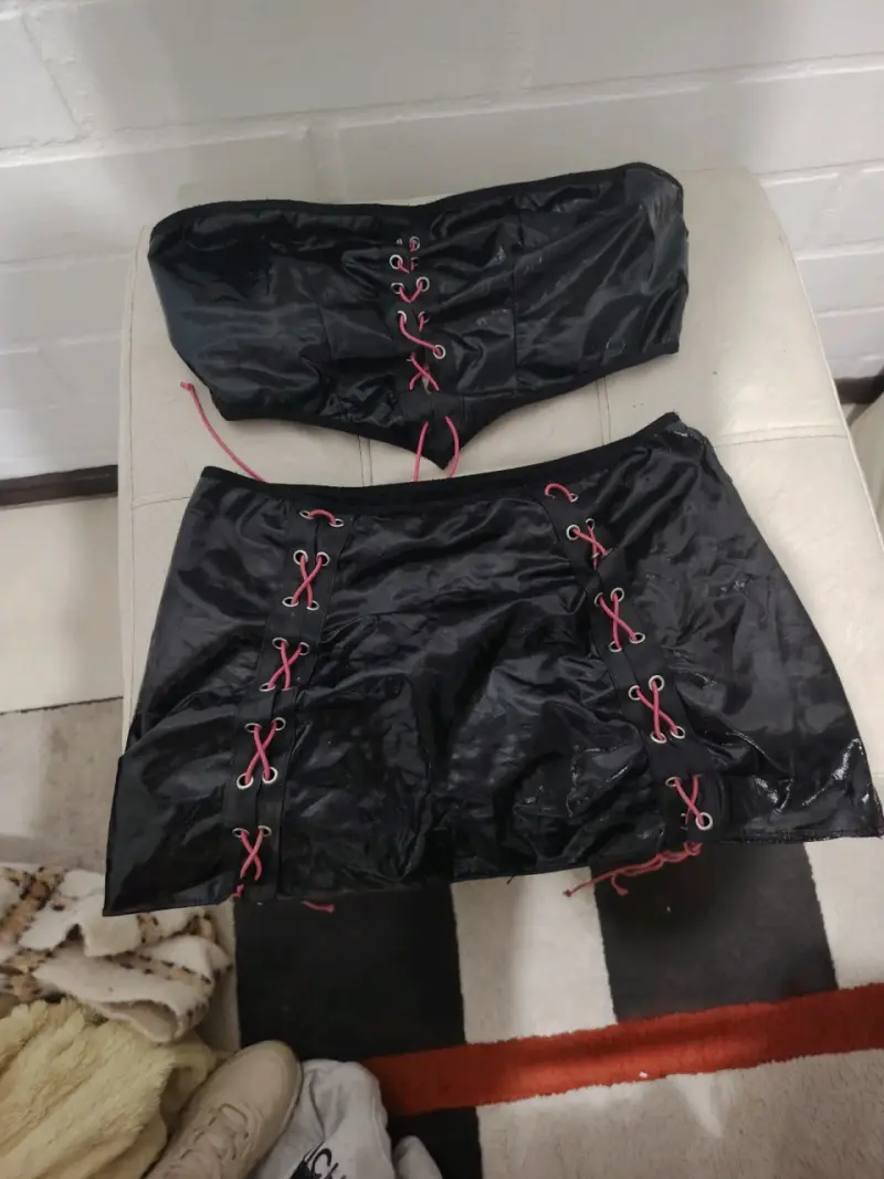 Conjunto top y falda negra