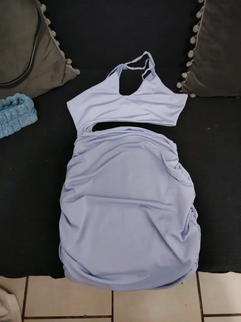 Vestido lila con detalle recortado