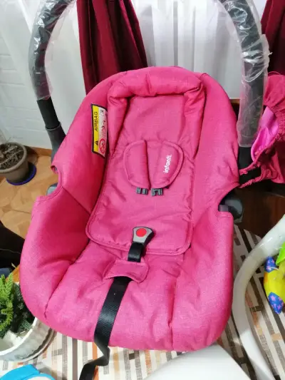 Silla de auto para bebé roja - miniatura 1