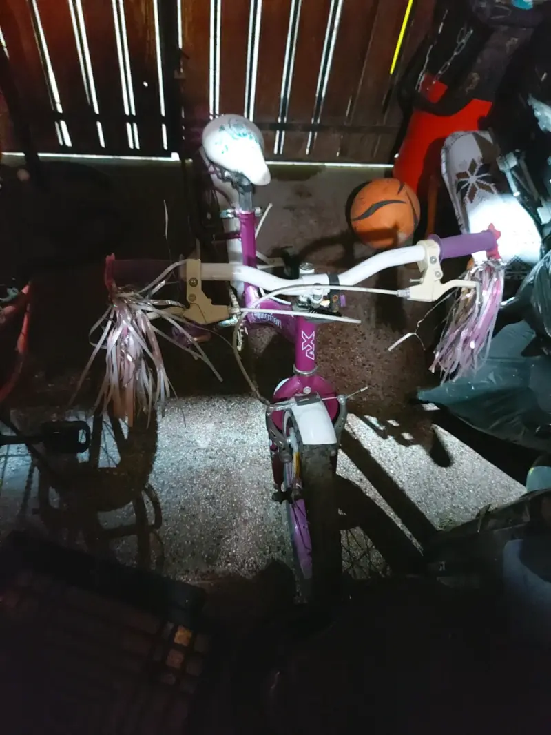 Bicicleta infantil rosa con rueditas - 2