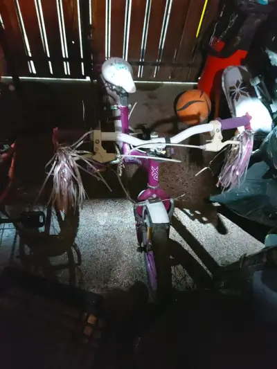 Bicicleta infantil rosa con rueditas - miniatura 2