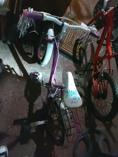 Bicicleta infantil rosa con rueditas - miniatura 4