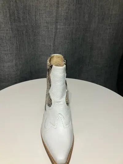 Botín blanco con diseño animal print - miniatura 1