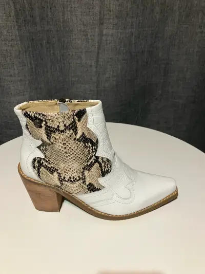 Botín blanco con diseño animal print - miniatura 2