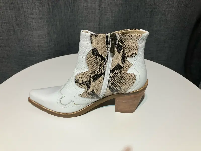 Botín blanco con diseño animal print - 4
