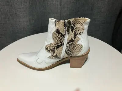 Botín blanco con diseño animal print - miniatura 4