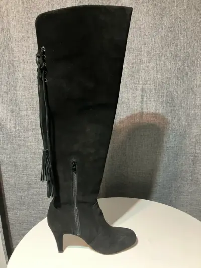 Botas negras sobre la rodilla - miniatura 1