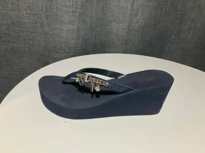 Sandalia azul con plataforma y adornos - miniatura 1