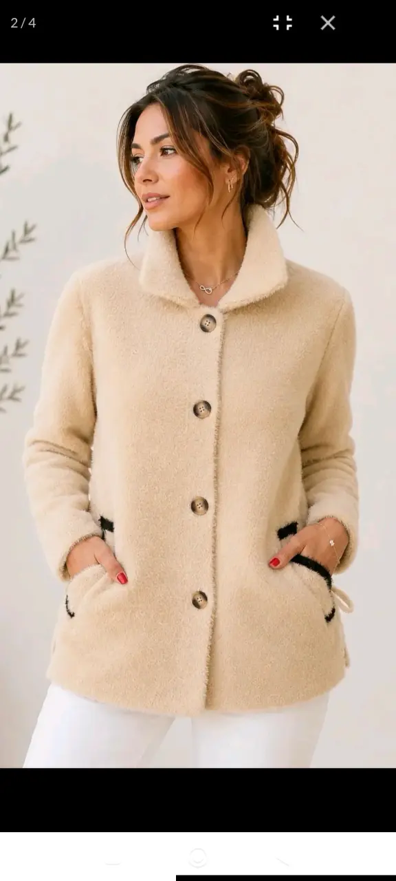 Abrigo beige con botones - 1