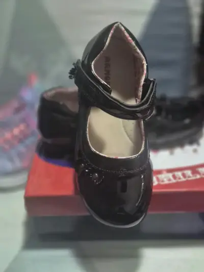 Zapatos negros para niña charol - miniatura 2