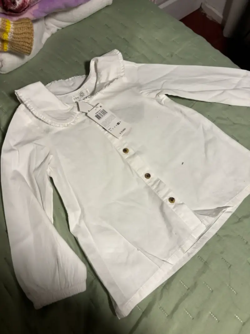 Blusa blanca con cuello volante bebé