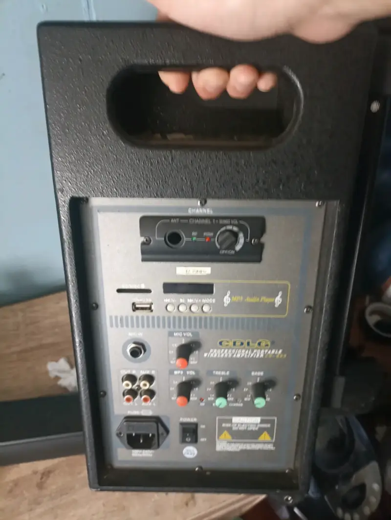 Parlante portátil con panel de control - 1