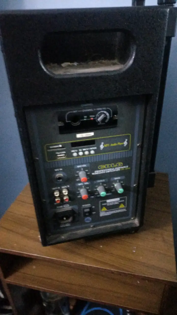 Parlante portátil con panel de control - 3