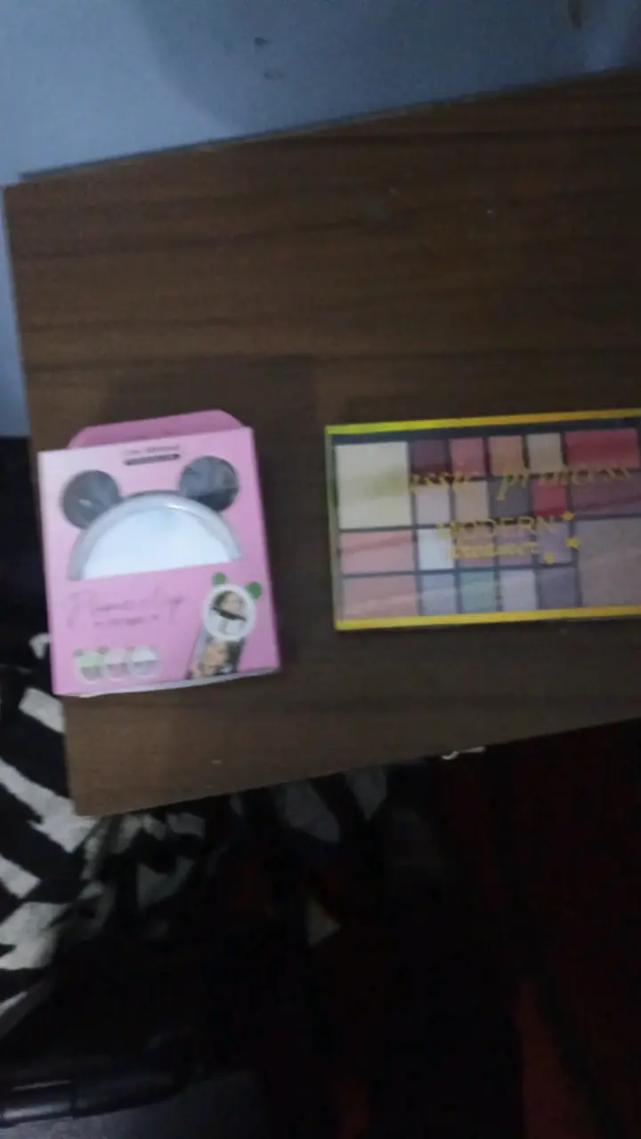Paleta de maquillaje y espejo iluminado