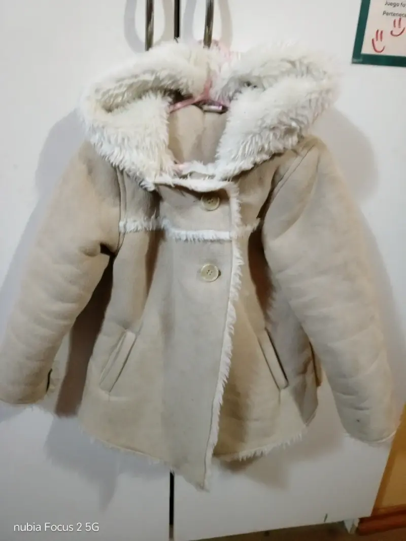Chaqueta negra acolchada con capucha - 2
