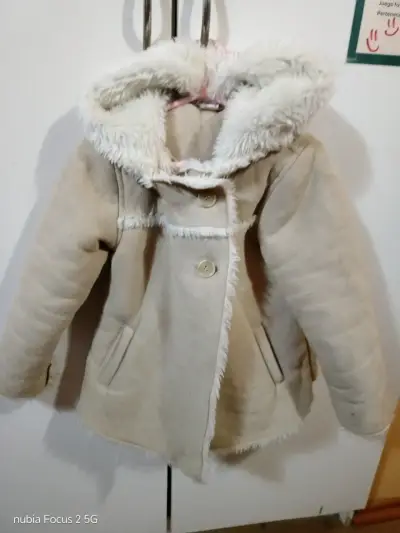Chaqueta negra acolchada con capucha - miniatura 2