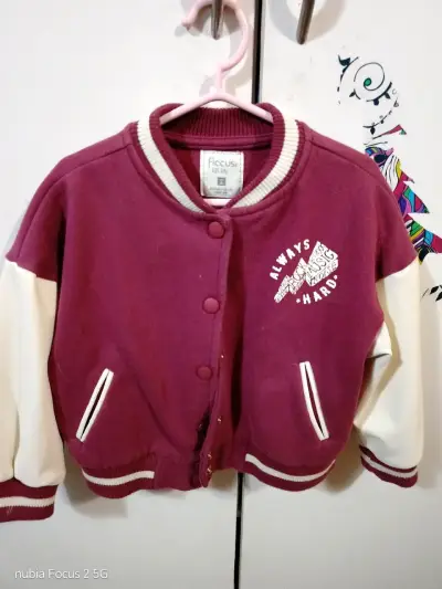 Chaqueta negra acolchada con capucha - miniatura 5