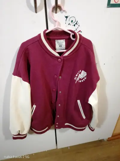 Chaqueta negra acolchada con capucha - miniatura 6