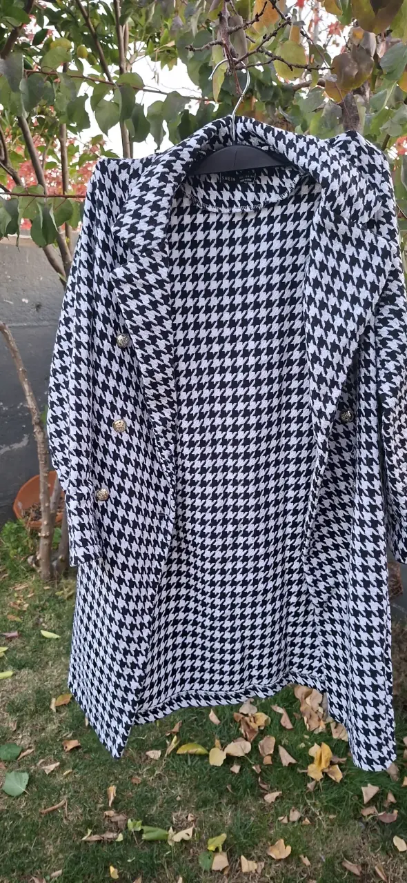 Abrigo blanco y negro con diseño