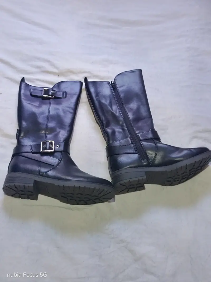 Botas negras con hebillas