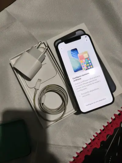 iPhone con accesorios completos - miniatura 1