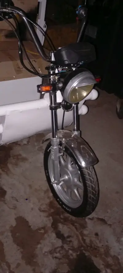 Moto eléctrica de carga blanca - miniatura 3
