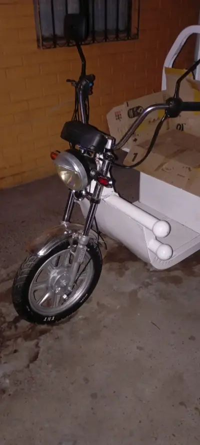 Moto eléctrica de carga blanca - miniatura 5
