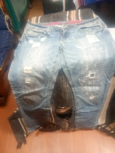 Jeans desgastados azul clásico - miniatura 4