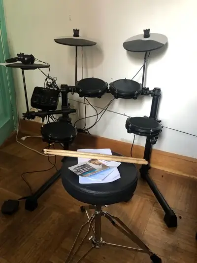 Batería electrónica Alesis Debut Kit con sillín - miniatura 1