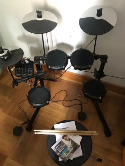 Batería electrónica Alesis Debut Kit con sillín - miniatura 2
