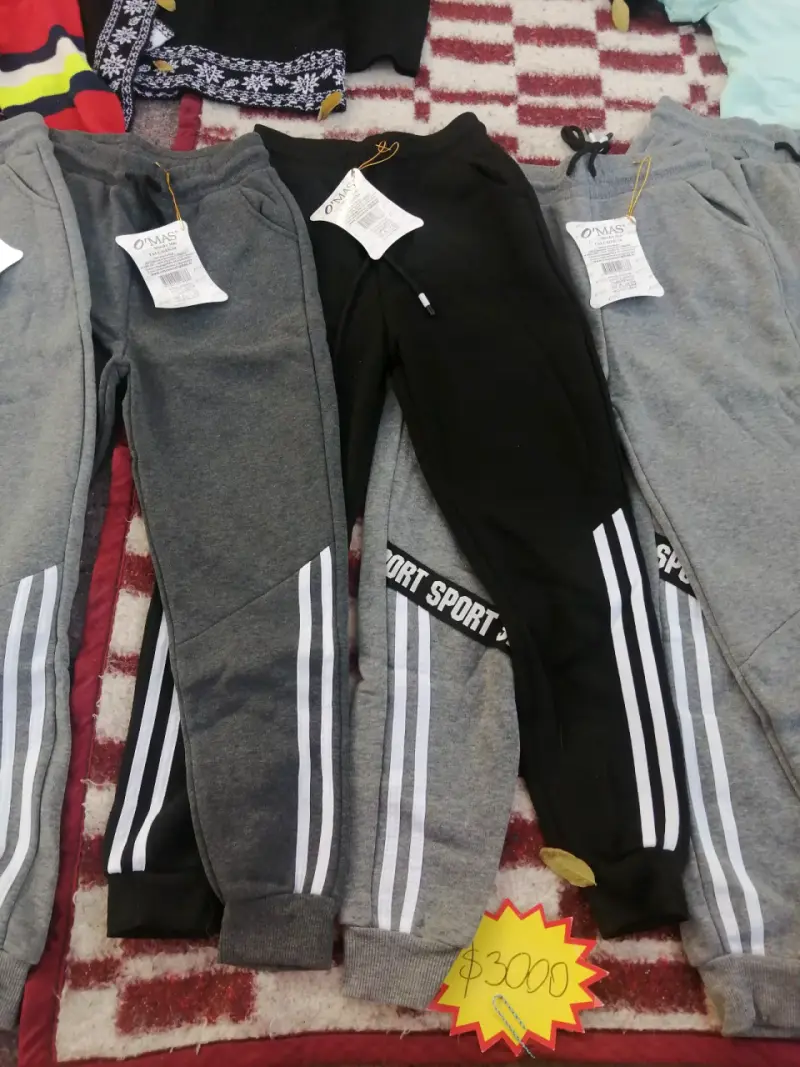 Pantalones deportivos grises y negros