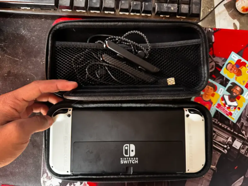 Nintendo Switch OLED en estuche - 1