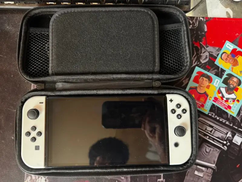Nintendo Switch OLED en estuche - 2