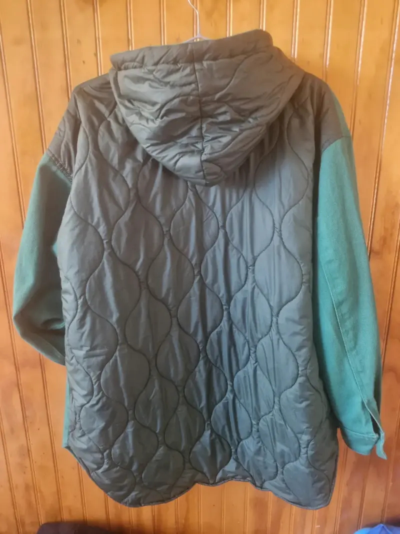 Chaqueta verde con capucha - 3