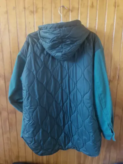 Chaqueta verde con capucha - miniatura 5