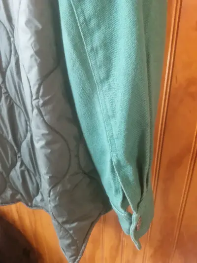 Chaqueta verde con capucha - miniatura 6