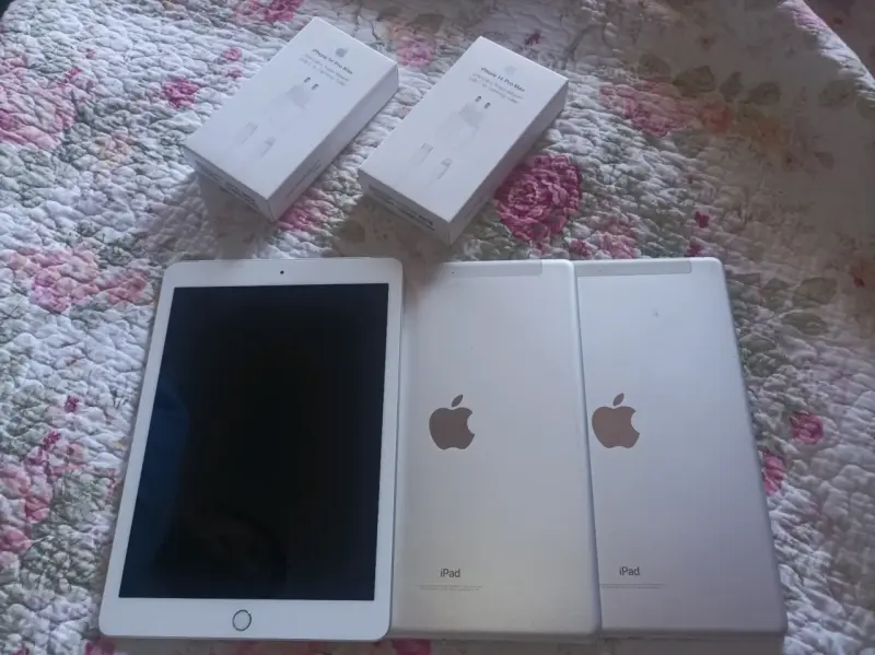 iPad con cargadores nuevos