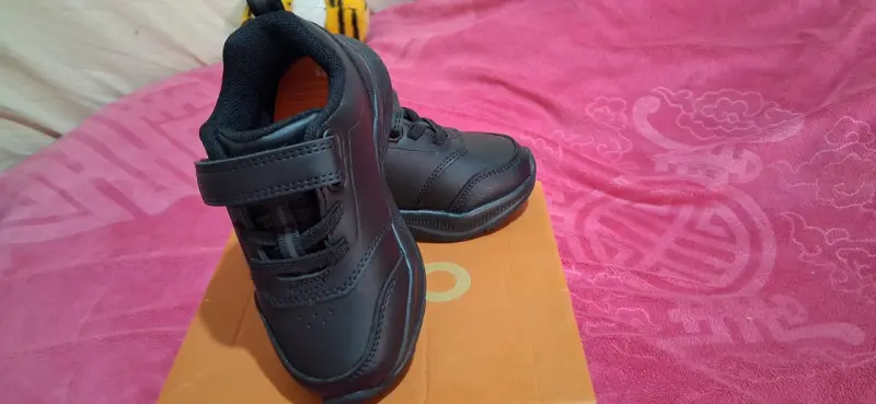 Zapatos negros de niño nuevos - 2