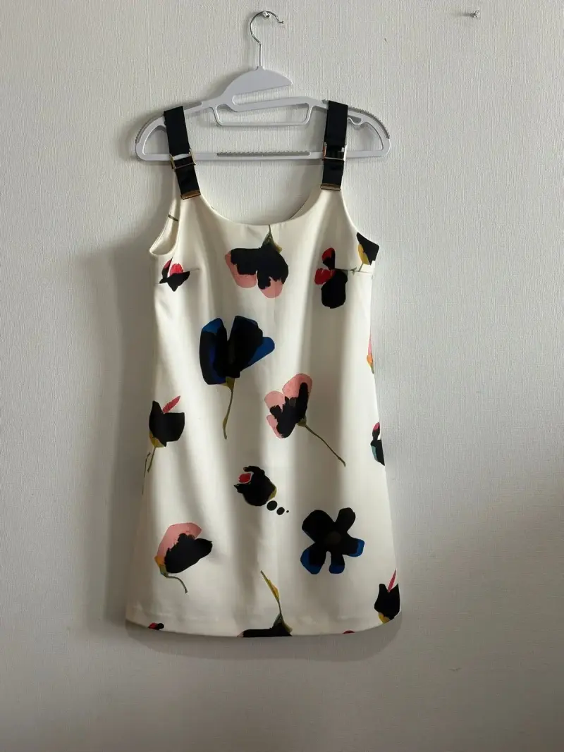 Vestido corto con estampado floral - 1