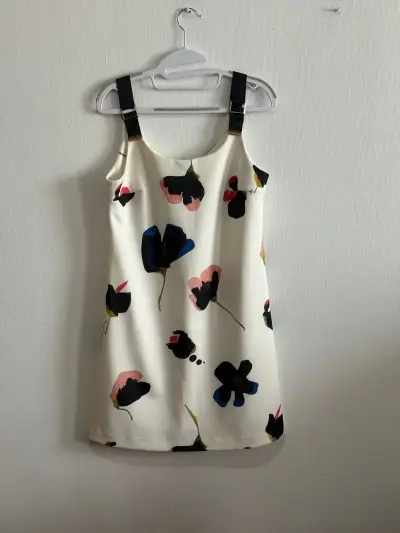 Vestido corto con estampado floral - miniatura 1