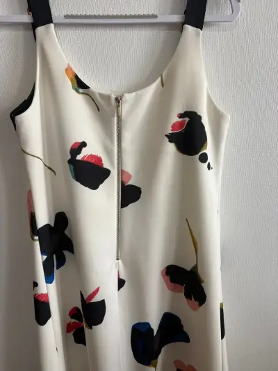 Vestido corto con estampado floral - miniatura 2