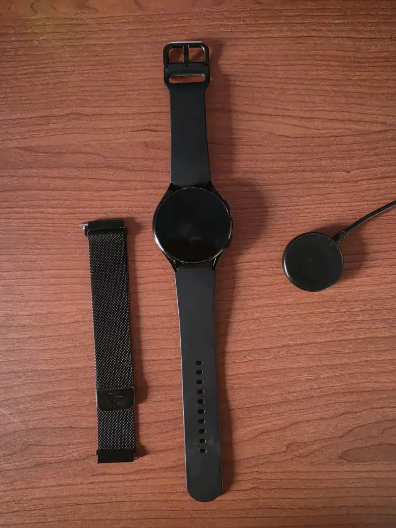 Smartwatch Watch 4, 44mm negro y correa extra - 1