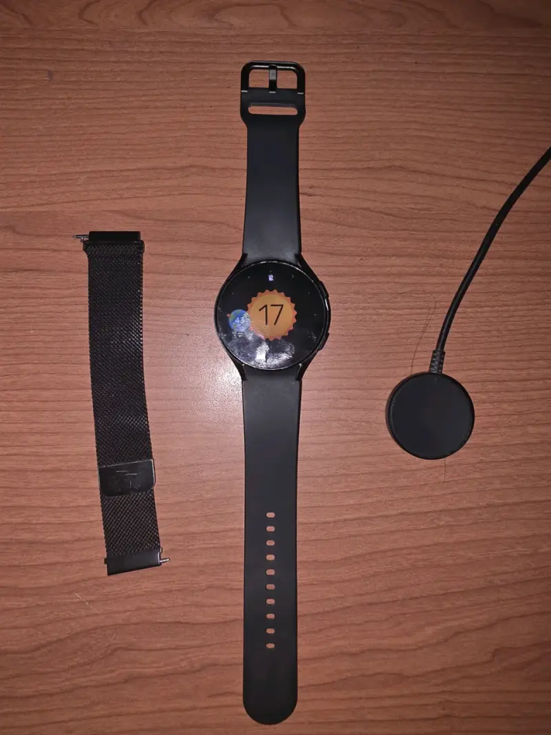 Smartwatch Watch 4, 44mm negro y correa extra - 2