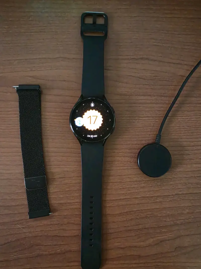 Smartwatch Watch 4, 44mm negro y correa extra - 3