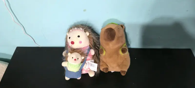 Trío de peluches erizo y capibara
