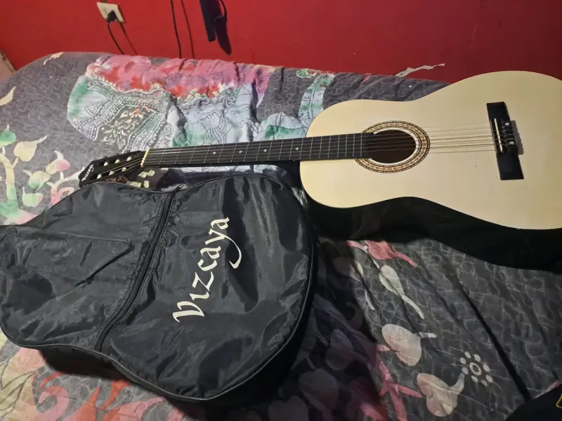 Guitarra clásica con funda - 1