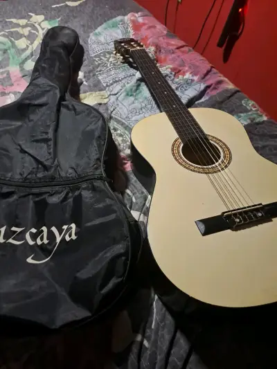 Guitarra clásica con funda - miniatura 2
