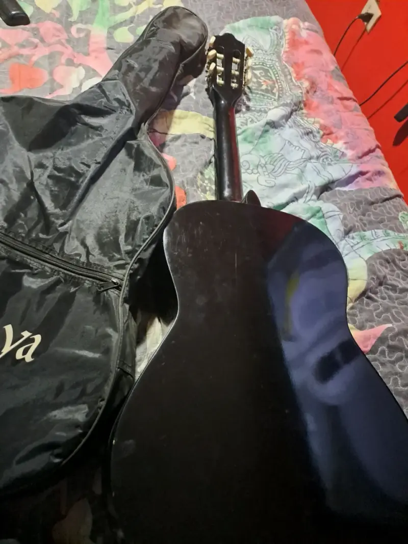 Guitarra clásica con funda - 4