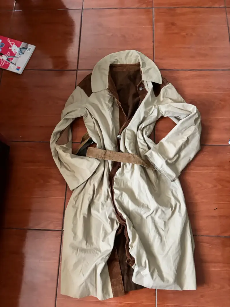Abrigo beige con cinturón